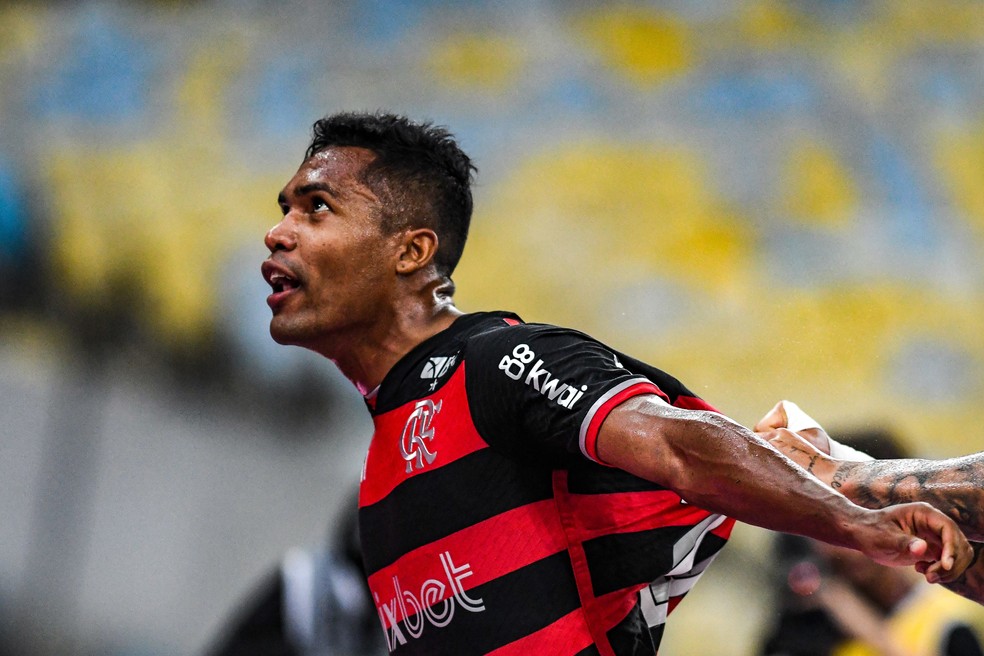 Alex Sandro comemora o primeiro gol marcado com a camisa do Flamengo — Foto: Celso Pupo/Fotoarena/Agência O Globo
