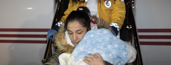Ao todo, 16 bebês de 0 a 1 ano foram levados para a capital da Turquia, Ancara — Foto:  Reprodução/Twitter/Derya Yanık