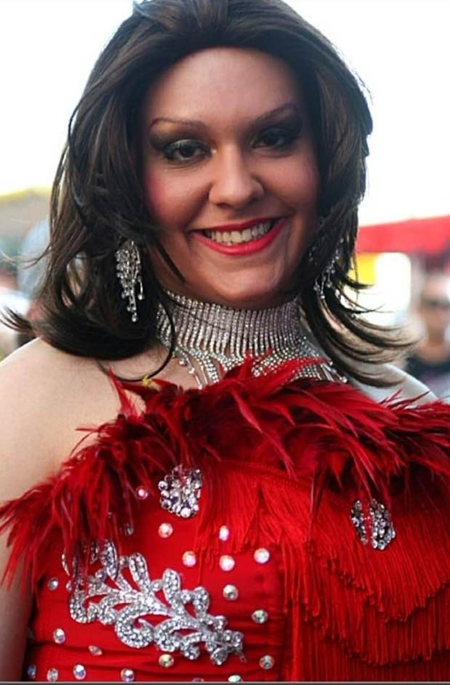 Artista revela imagens em que George Santos teria participado de parada gay  em Niterói como drag queen