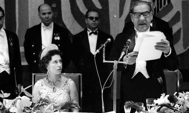 O olhar sério de Elizabeth II para Artur da Costa e Silva durante discurso do general, em 1968 — Foto: Arquivo/Agência O GLOBO