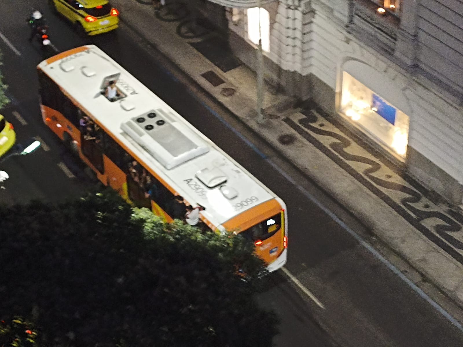 Confusão em Copacabana resulta em ônibus depredado e tumulto