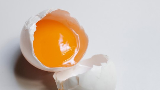 O ovo com a gema amarelo escuro é mais nutritivo? Especialistas explicam