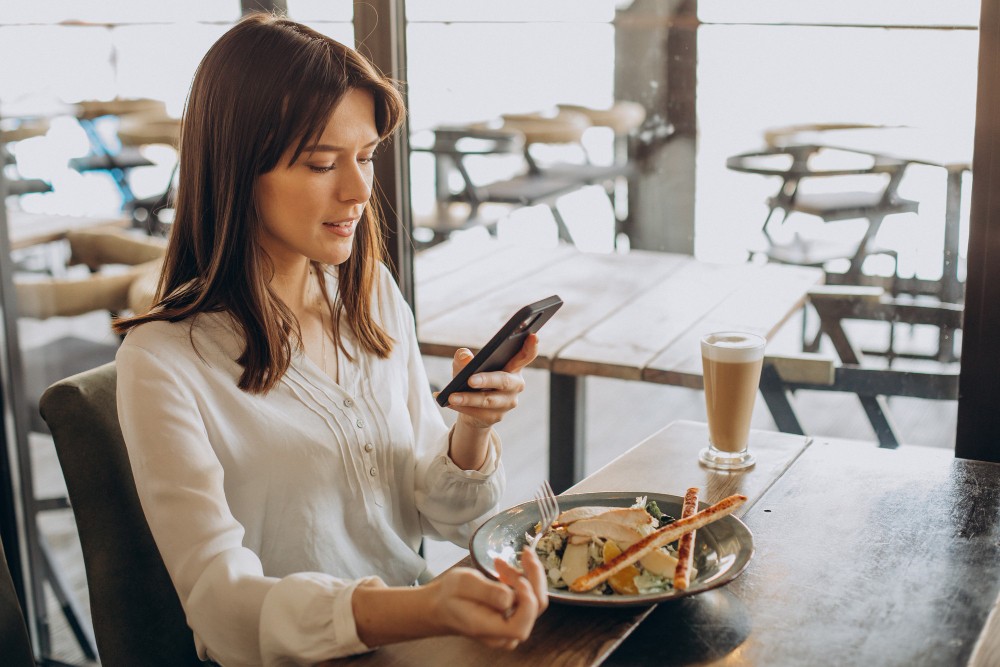 Já pensou em jantar em um restaurante sem celular? Casas apostam em refeições longe das telas - Foto