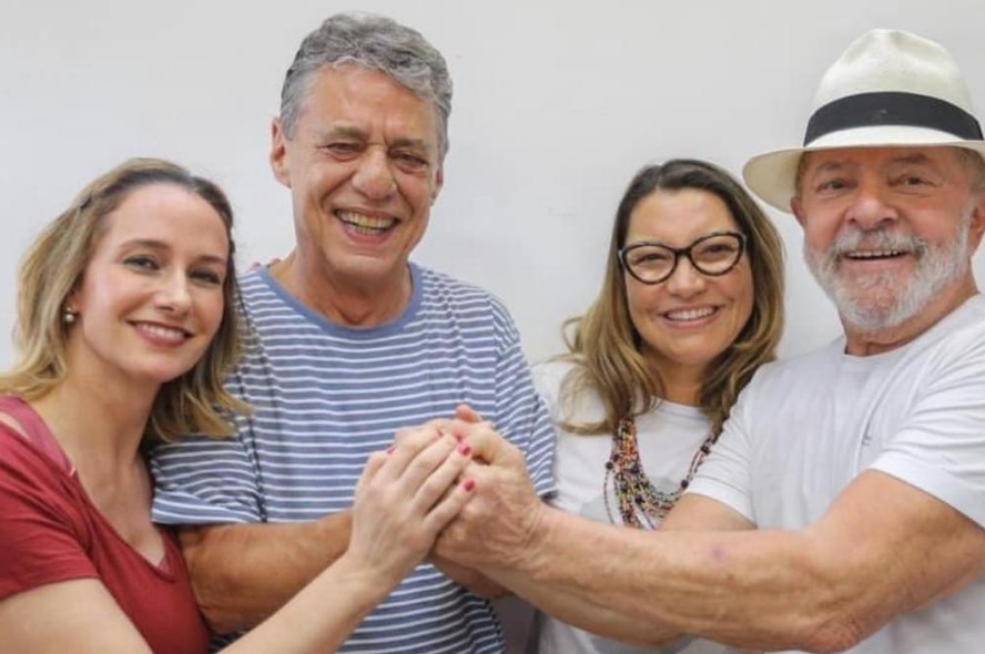 Carol Proner e o marido, Chico Buarque, posam com o presidente Lula e a primeira-dama Janja