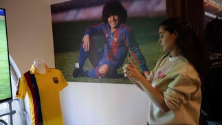 A exposição imersiva “Diego vive”, recém-chegada a Barcelona, ​​​​procura proporcionar aos fãs do famoso craque argentino uma lembrança dele em todos os sentidos — Foto: Josep Lago/AFP
