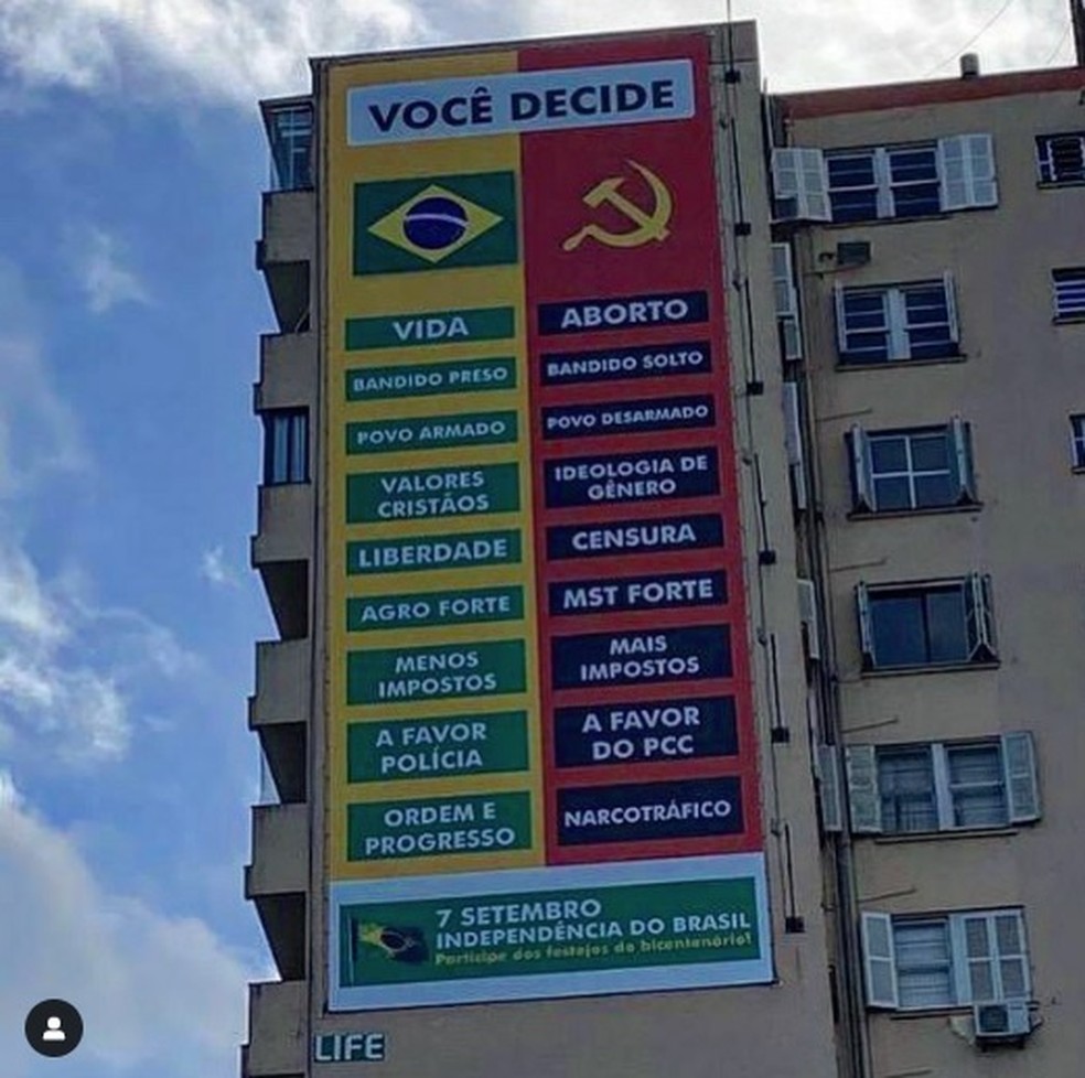 Lateral do Efifício Caraíba, em Porto Alegre, com anúncio que associa, sem respaldo na realidade, comunismo a uma facção criminosa — Foto: Reprocução/@bolsonarosp - Instagram