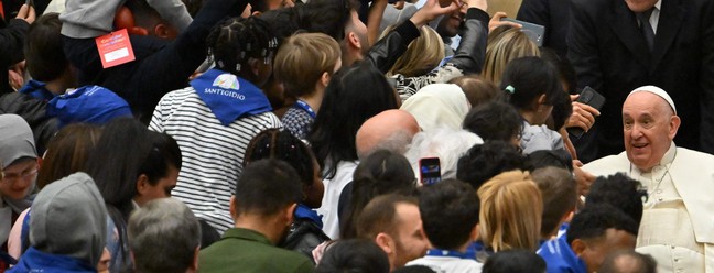 O Papa Francisco deu as boas-vindas a milhares de refugiados que chegaram à Europa neste sábado com a ajuda de organizações cristãs — Foto: Alberto Pizzoli / AFP