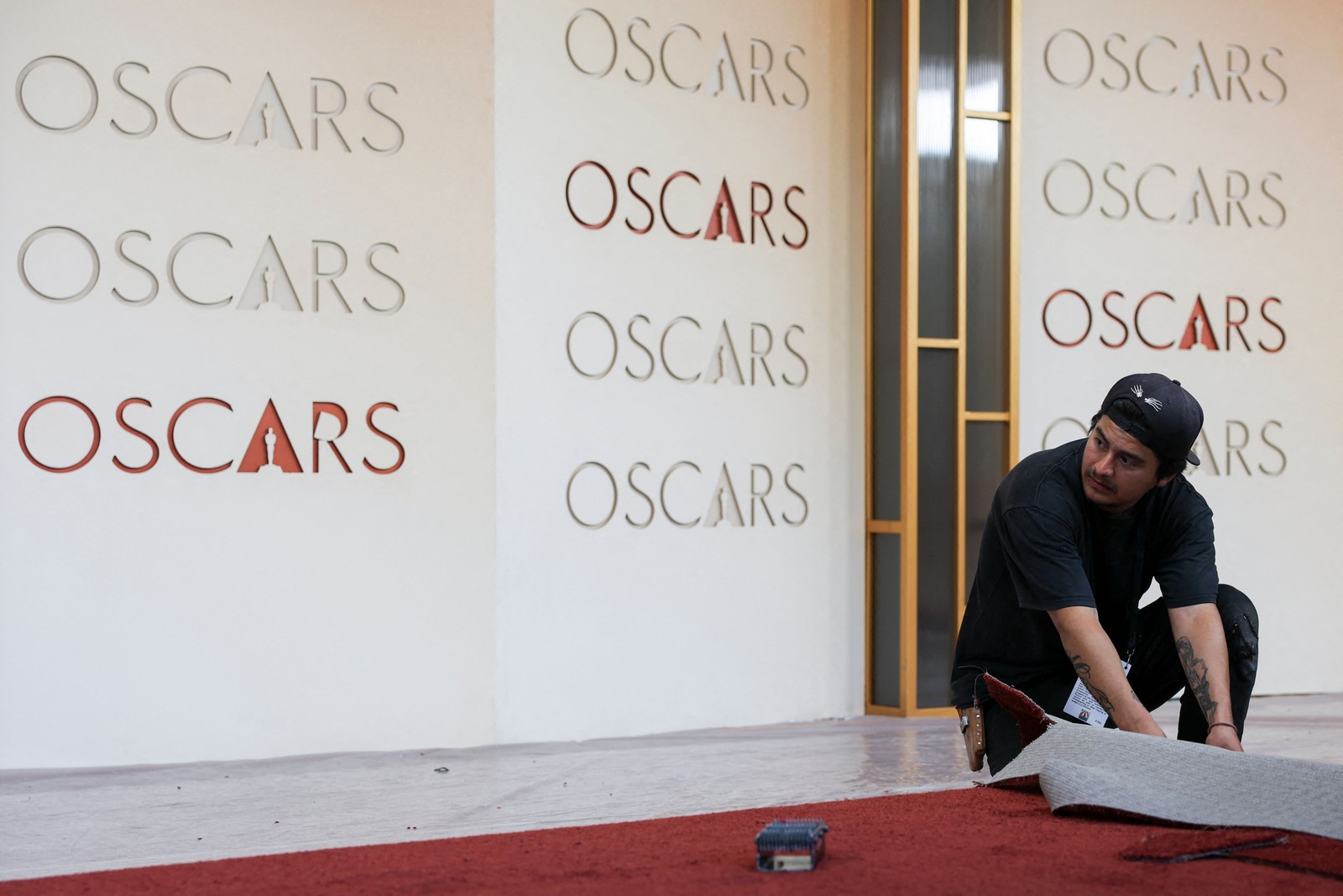 Funcionário coloca o tapete vermelho na área de entrada onde a 98ª cerimônia do Oscar acontece — Foto: ANGELA WEISS / AFP
