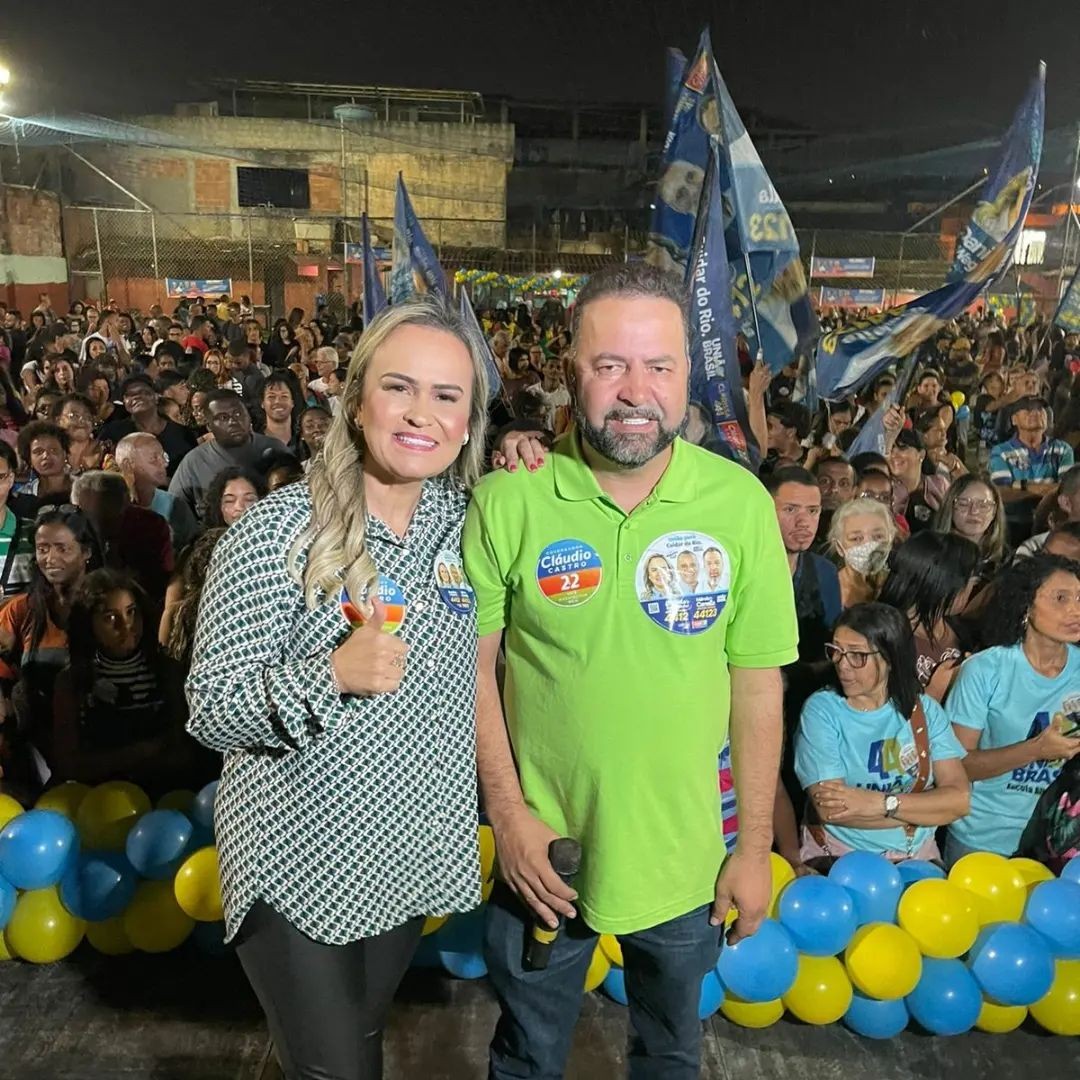 Daniela Carneiro com Fábio Augusto de Oliveira Brasil, o Fabinho Varandão, durante ato de campanha no ano passado — Foto: Reprodução
