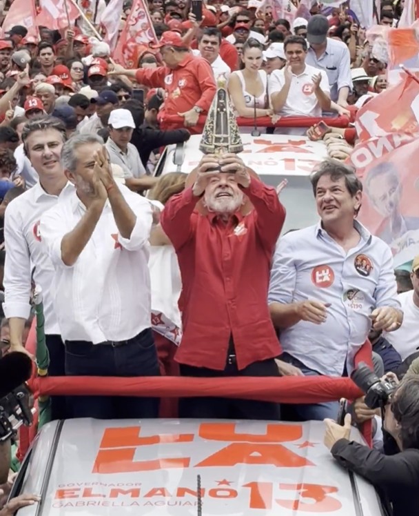 Lula ergue imagem de Nossa Senhora em ato de campanha um dia após Flávio fazer o gesto para atenuar desgaste entre católicos