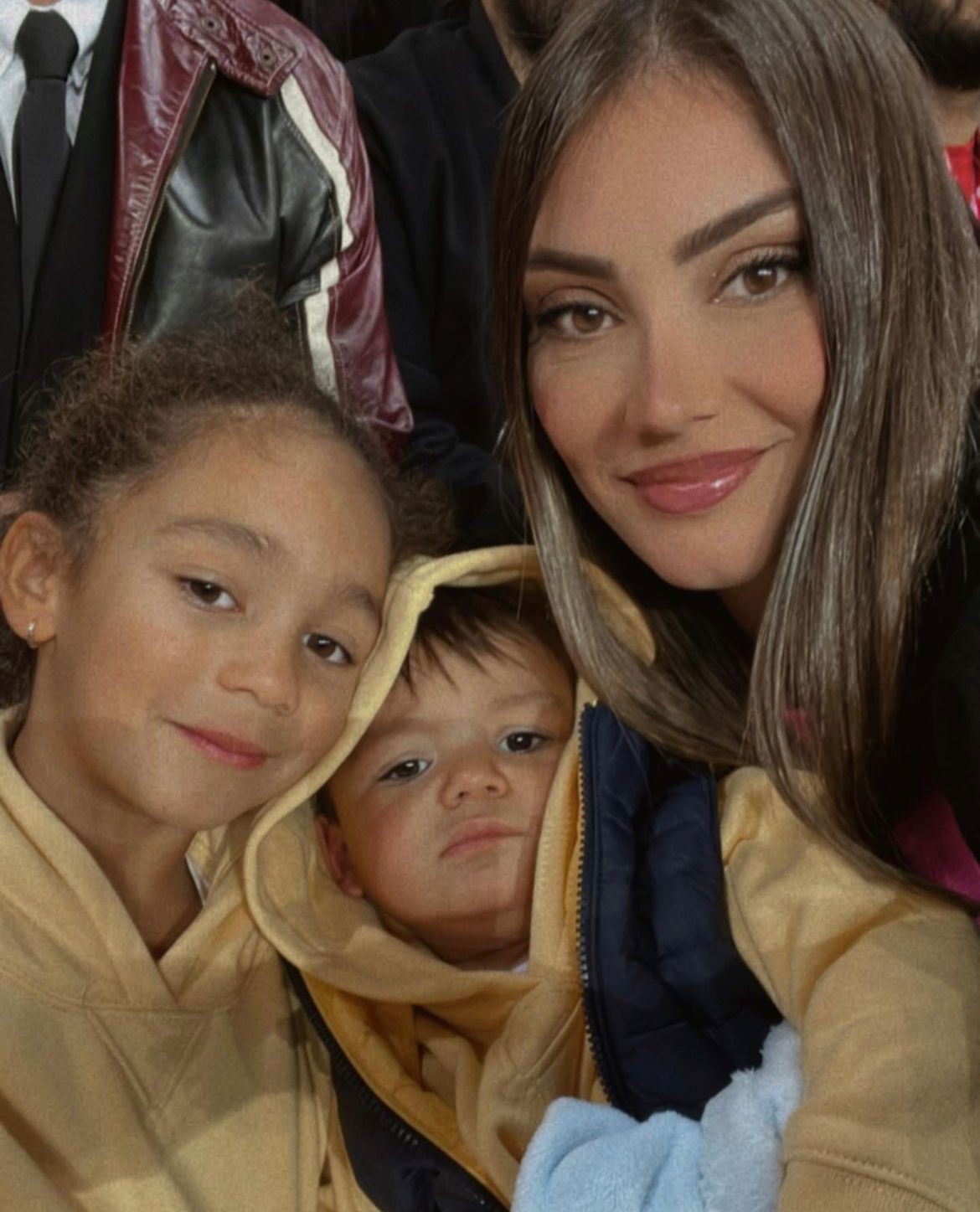 Anna Mariana com os filhos Sara, de 6 anos, e Caio, de 1 — Foto: Reprodução/Instagram