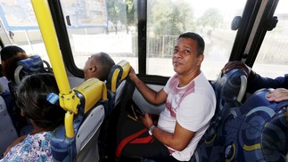 José Almeida, 51 anos, ajudante de caminhão, saiu do Cesarão rumo à Penha para um exame. Ônibus percorre 70 quilômetros da capital  — Foto: Fabiano Rocha