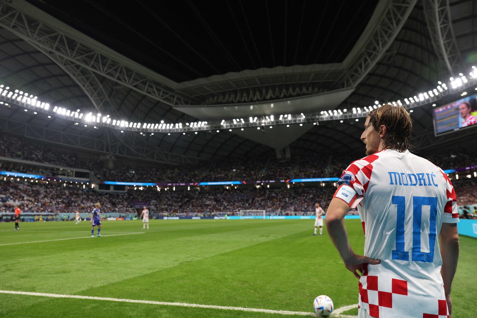 Luka Modric se prepara para cruzar escanteio contra o Japão — Foto: ADRIAN DENNIS/AFP