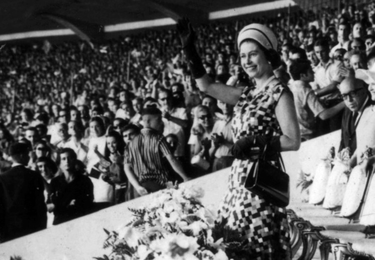 Rainha Elizabeth II na tribuna do Maracanã, durante visita ao Brasil em 1968 — Foto: Arquivo/Agência O GLOBO