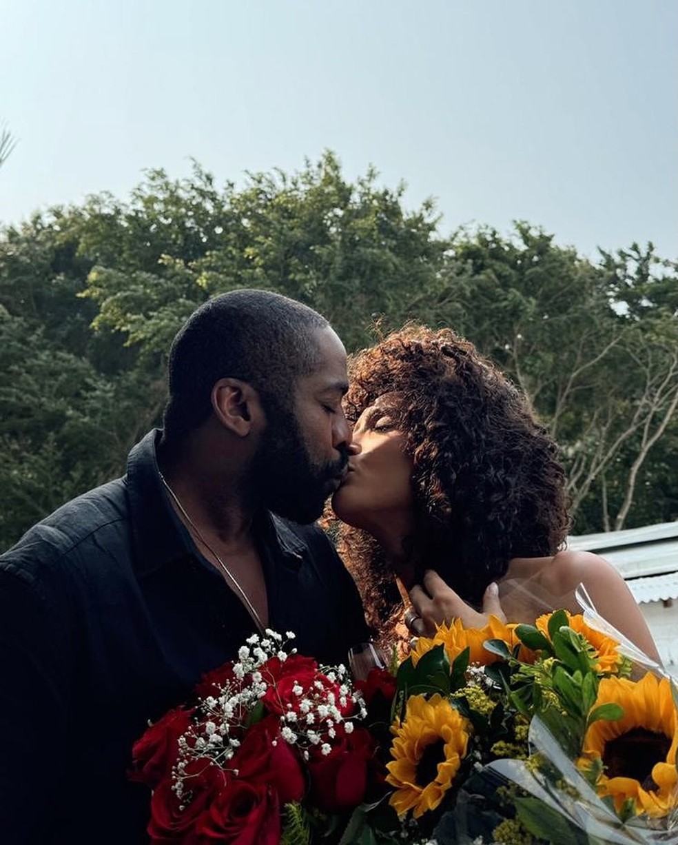 Ator encerrou a sequência de fotos com um beijo na boca — Foto: Reprodução/Instagram