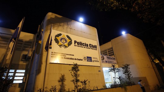 Mulher é baleada dentro de van em Santa Cruz e morre neste sábado Mulher é baleada dentro de van em Santa Cruz e morre neste sábado