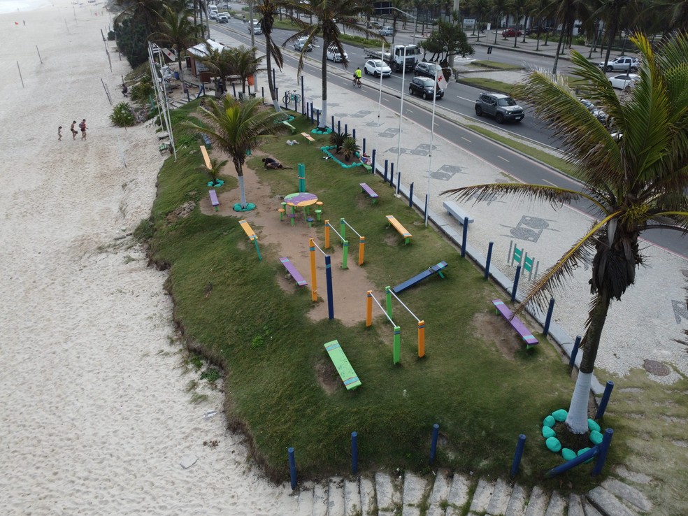 Pracinha construída sobre área de restinga no Posto 5, na altura do número 3.550 — Foto: Custódio Coimbra