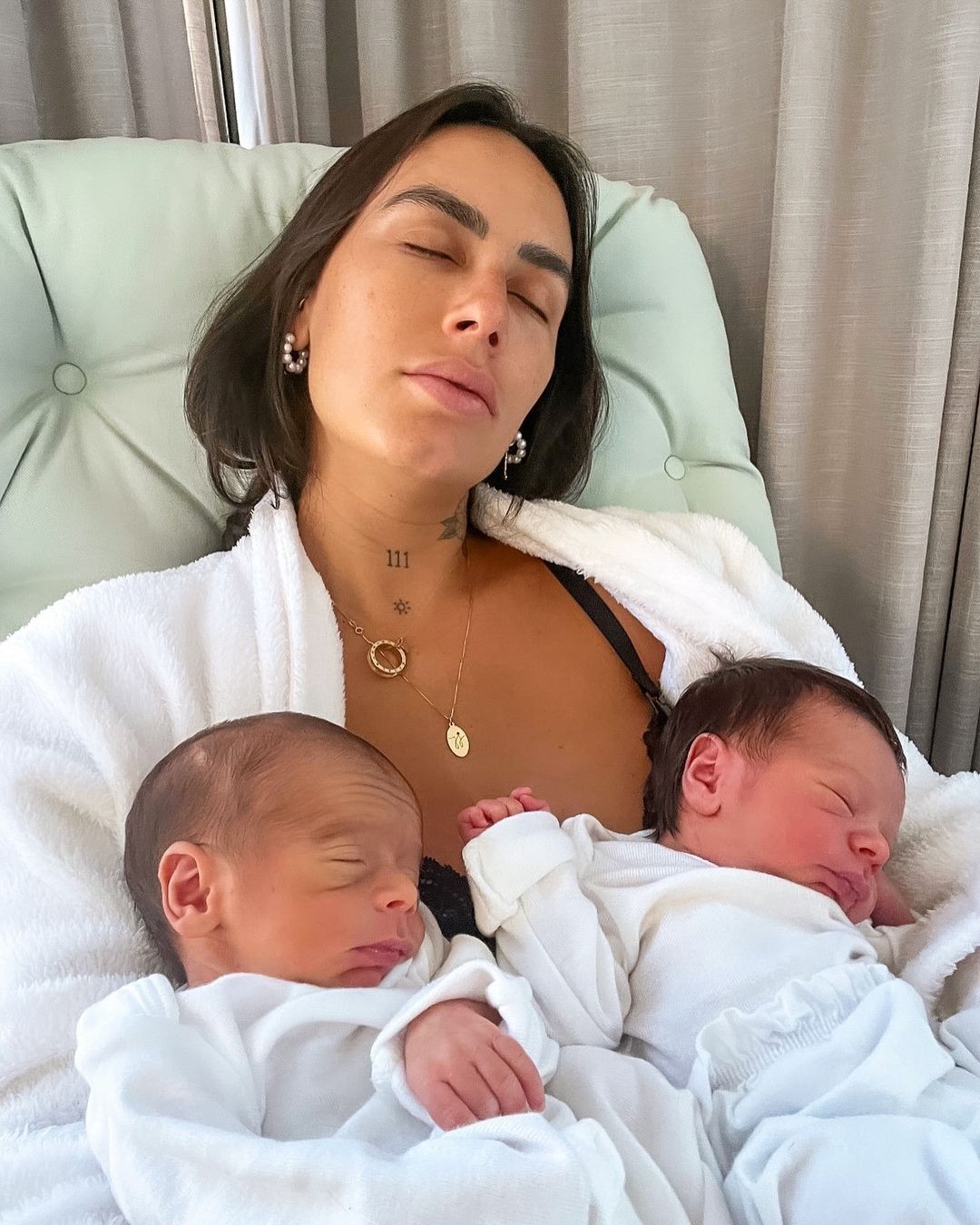 Clara Maia, que participou do 'De férias com o ex' e do 'Power couple', deu à luz os gêmeos José e João em abril deste ano