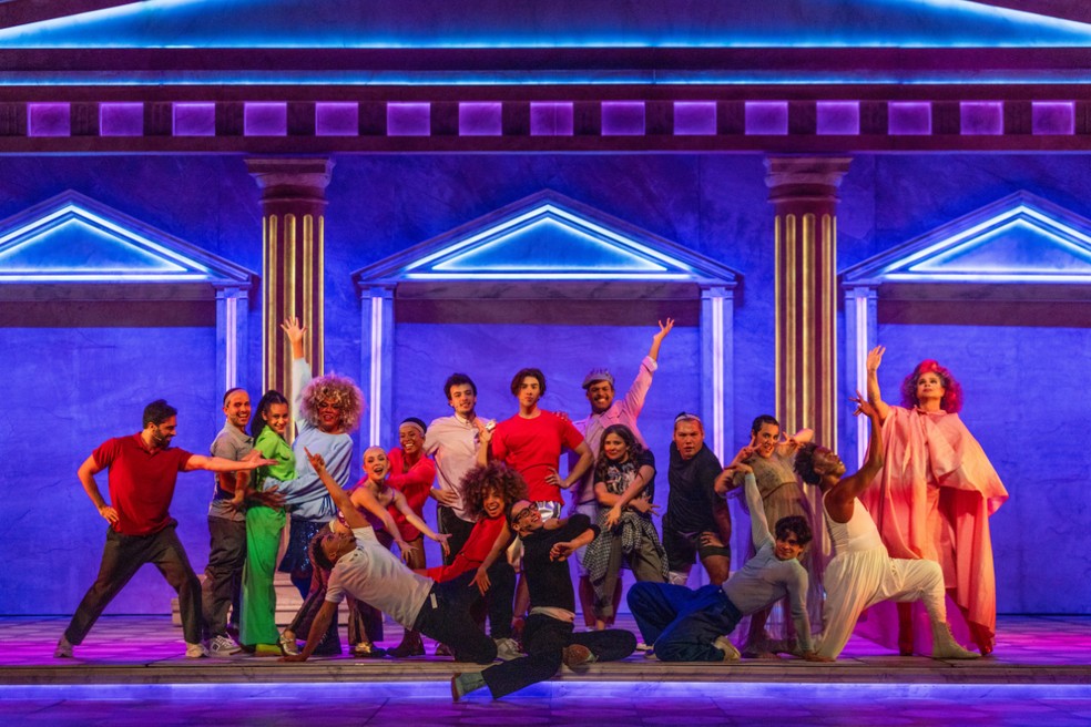 Número musical de "Meu filho é um musical", com João Pedro Chaseliov como Paulo Gustavo, ao centro — Foto: Guito Moreto/Agência O Globo
