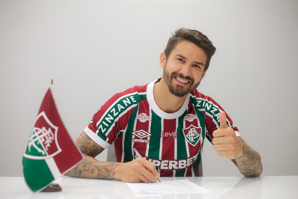 Fluminense anuncia as contratações de Otávio e Everaldo