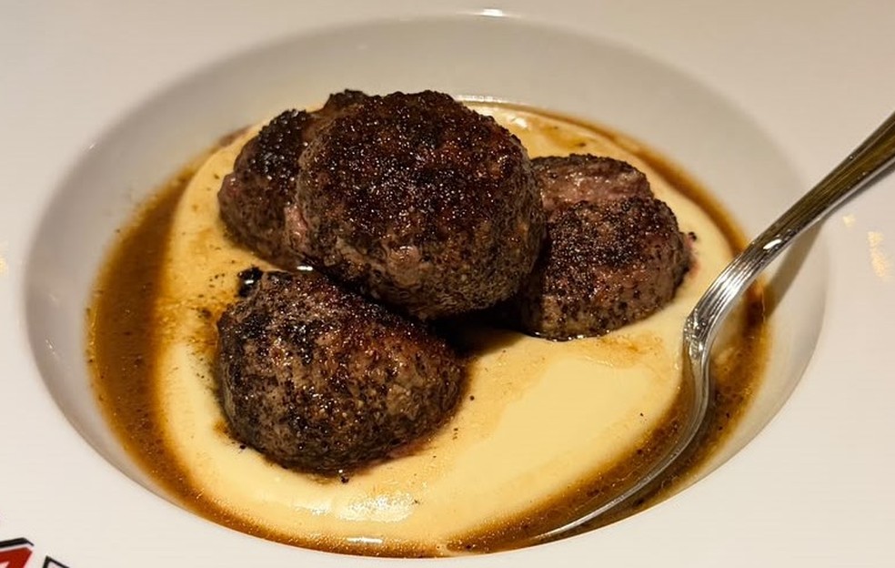 Almôndega: deliciosa, rosada no centro, aparece como salvação — Foto: Ian Oliver