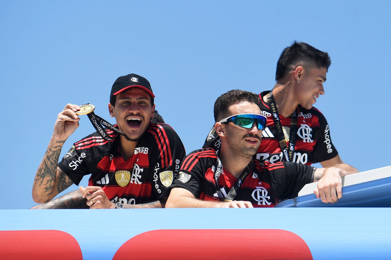 Jogadores do Flamengo comemoram o título da Libertadores — Foto: Daniel RAMALHO / AFP