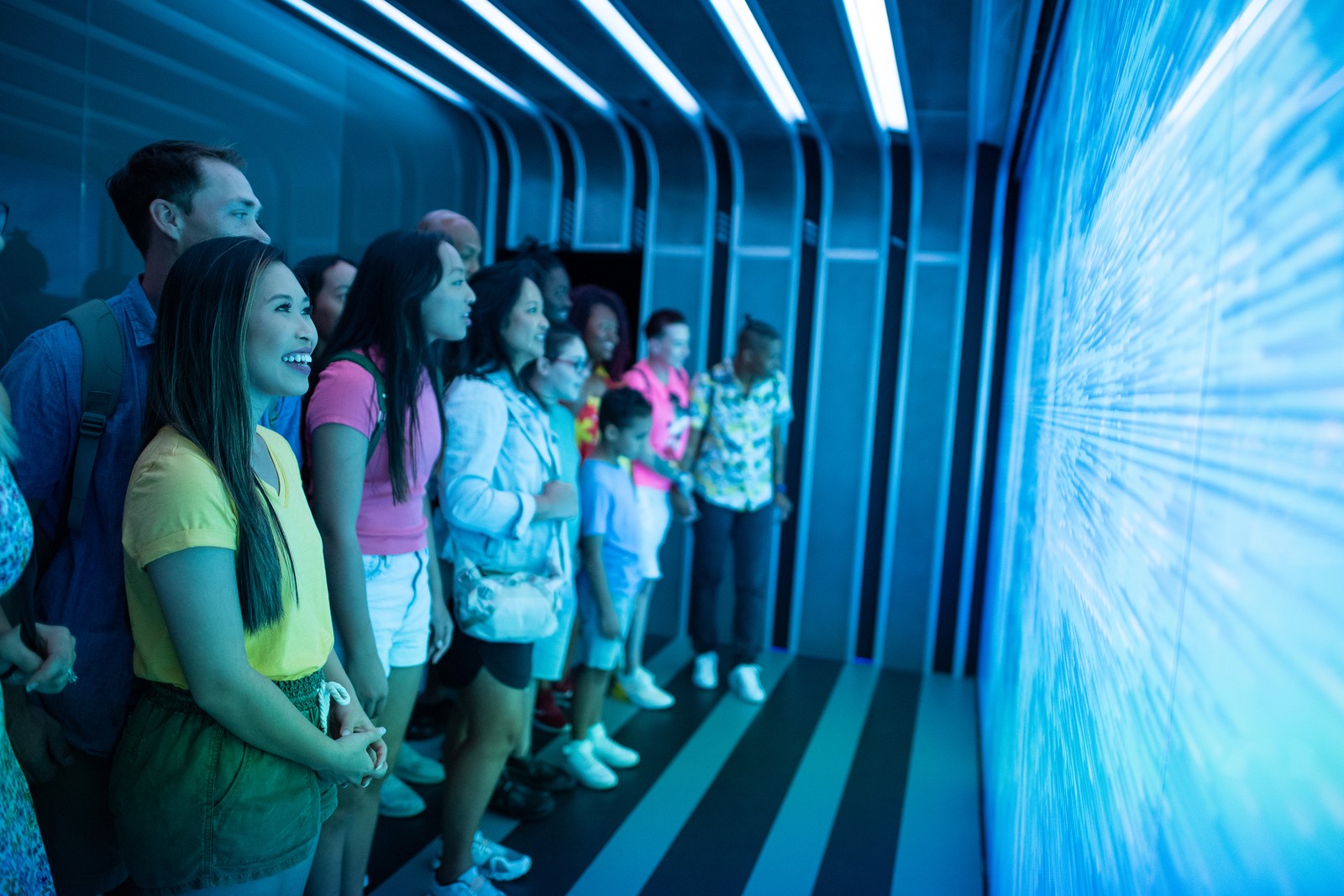 Durante a fila da montanha-russa Tron Lightcycle / Run, no Walt Disney World, os visitantes entram numa pequena sala, onde serão 'digitalizados' — Foto: Divulgação / Disney Parks