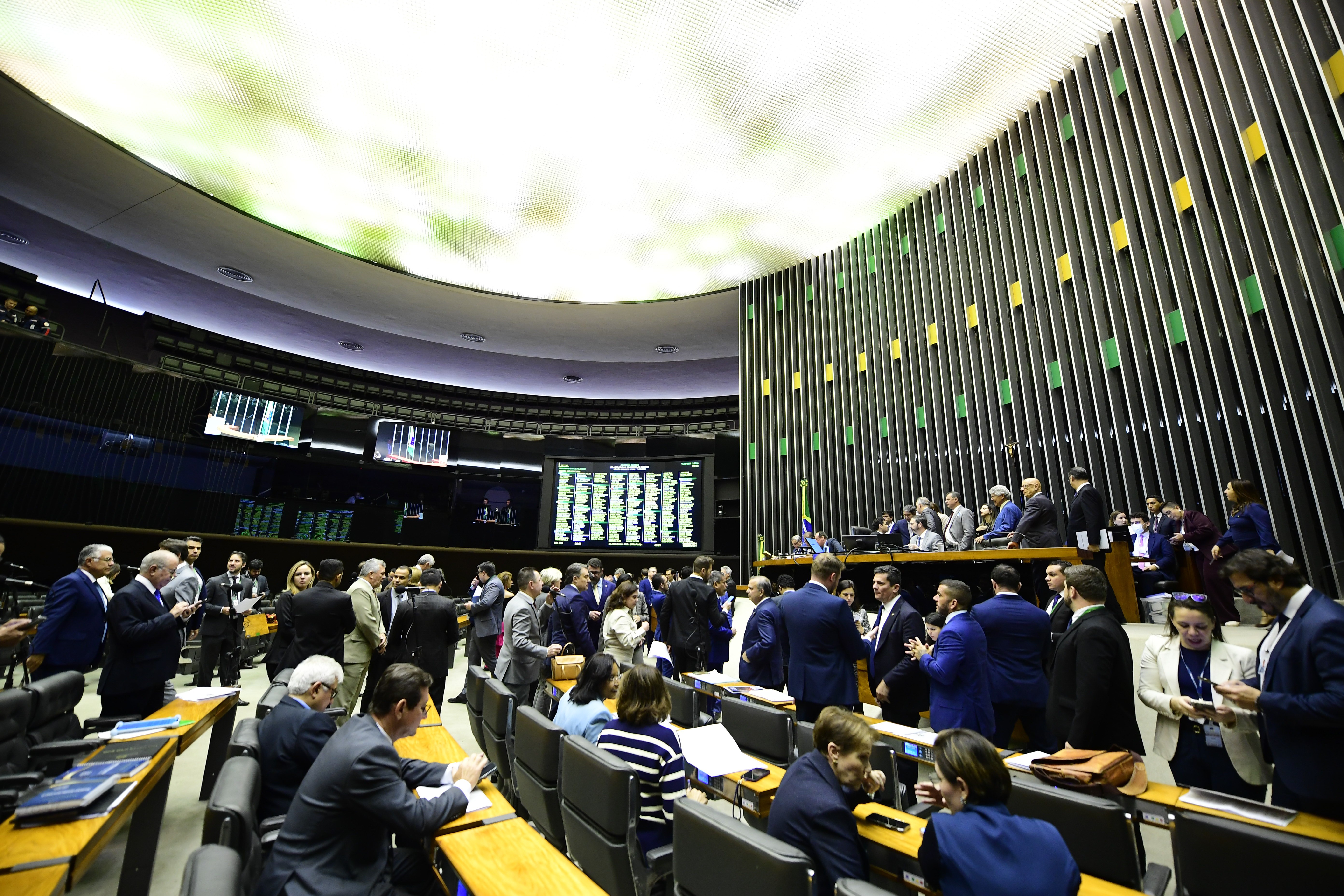 Com derrubada de veto de Lula, Congresso libera doação antes das eleições e reforça caixa de aliados em redutos