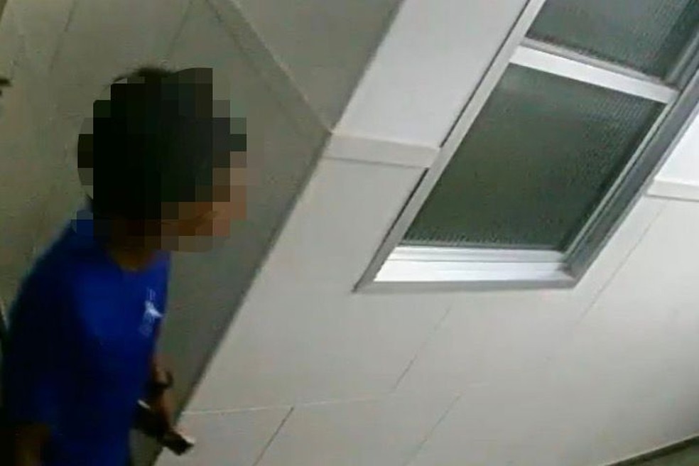 Menor investigado como mentor do estupro coletivo contra uma adolescente de 17 anos em Copacabana durante a chegada ao apartamento em que o crime ocorreu, em 31 de janeiro — Foto: Reprodução de câmera de segurança