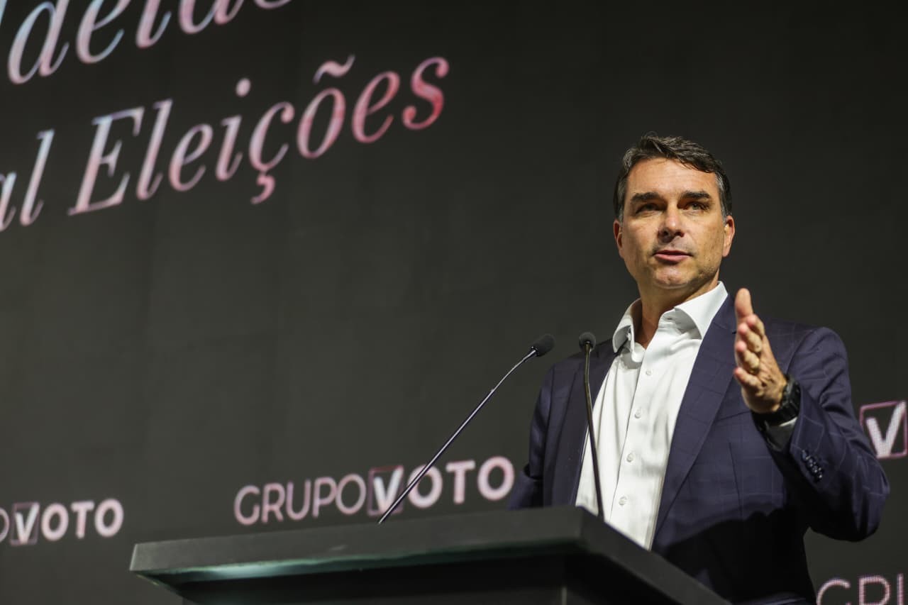 Flávio Bolsonaro critica ‘canetadas’ do STF e suge
