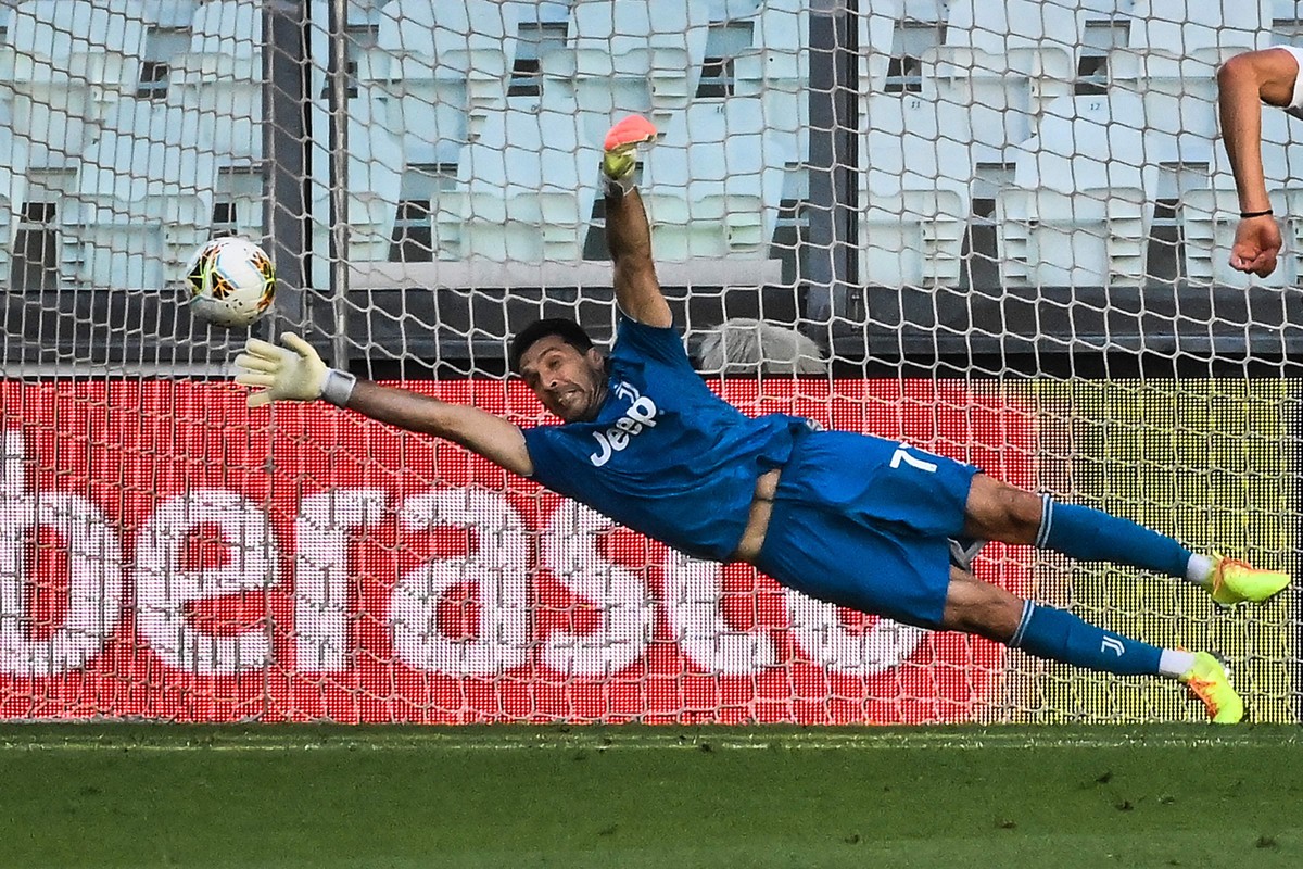 Aos 45 anos, Gianluigi Buffon anuncia aposentadoria do futebol