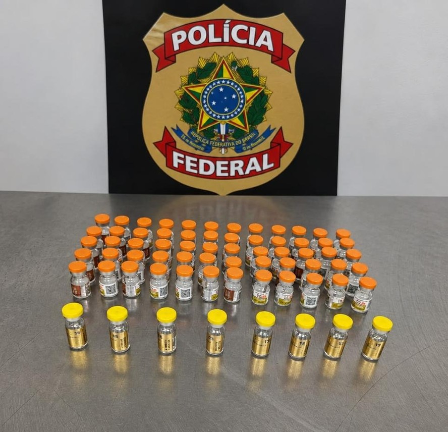 68 frascos de medicamentos emagrecedores apreendidos pela Polícia Federal