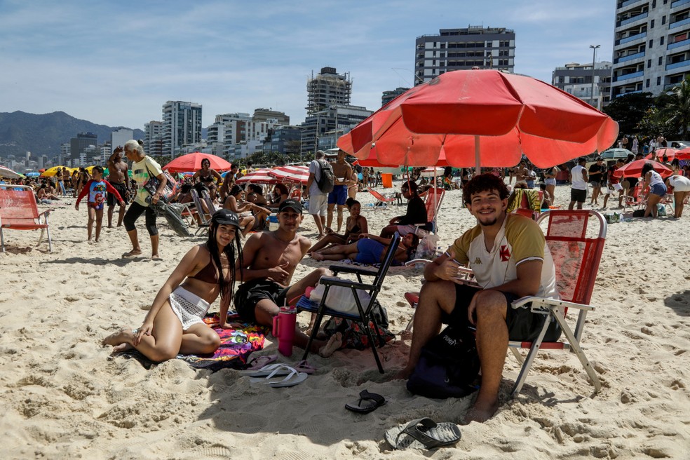 Yasmin Antunes, Marlon Vinícius (à direita) e amigo curtem despedida do veranico na Praia de Ipanema — Foto: Gabriel de Paiva/Agência O Globo