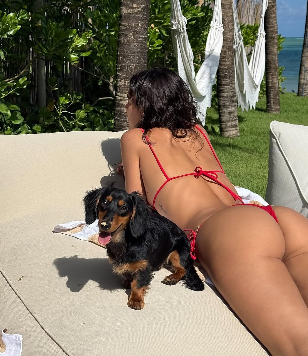 Bruna Marquezine com o cachorro Haku - Foto: ReproduçãoInstagram.