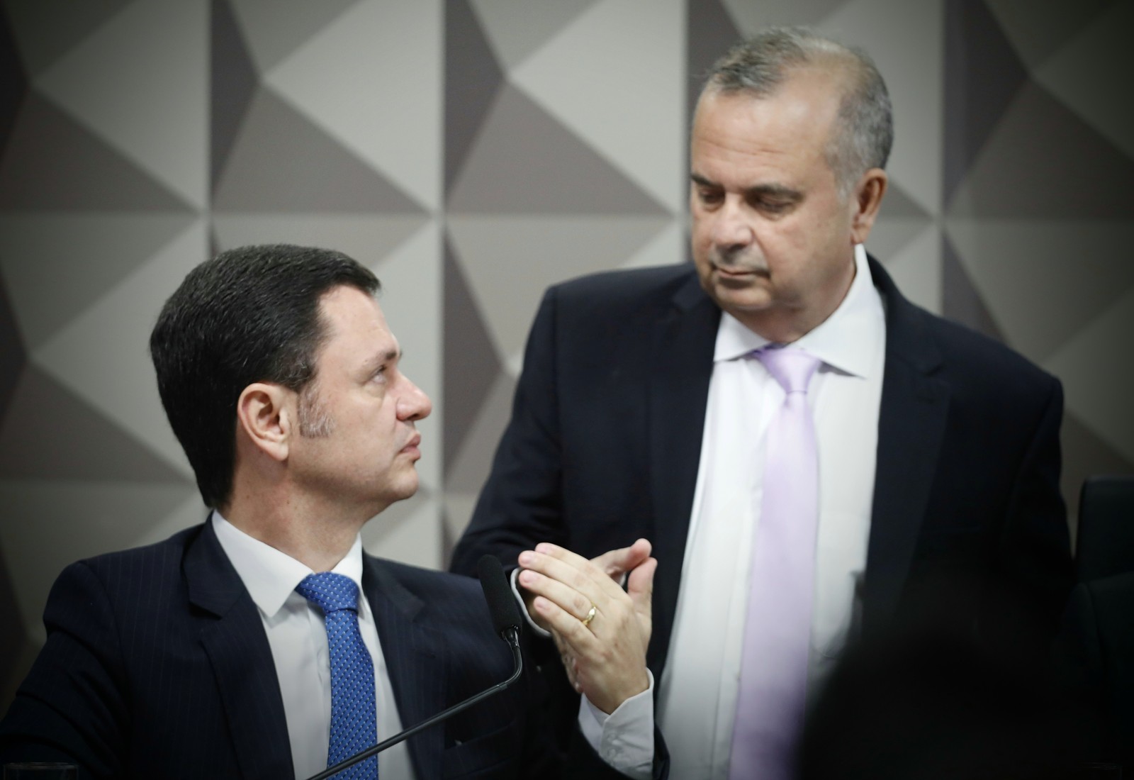 O senador Rogério Marinho cumprimenta o ex-ministro Anderson Torres durante depoimento — Foto: Cristiano Mariz / Agência O Globo