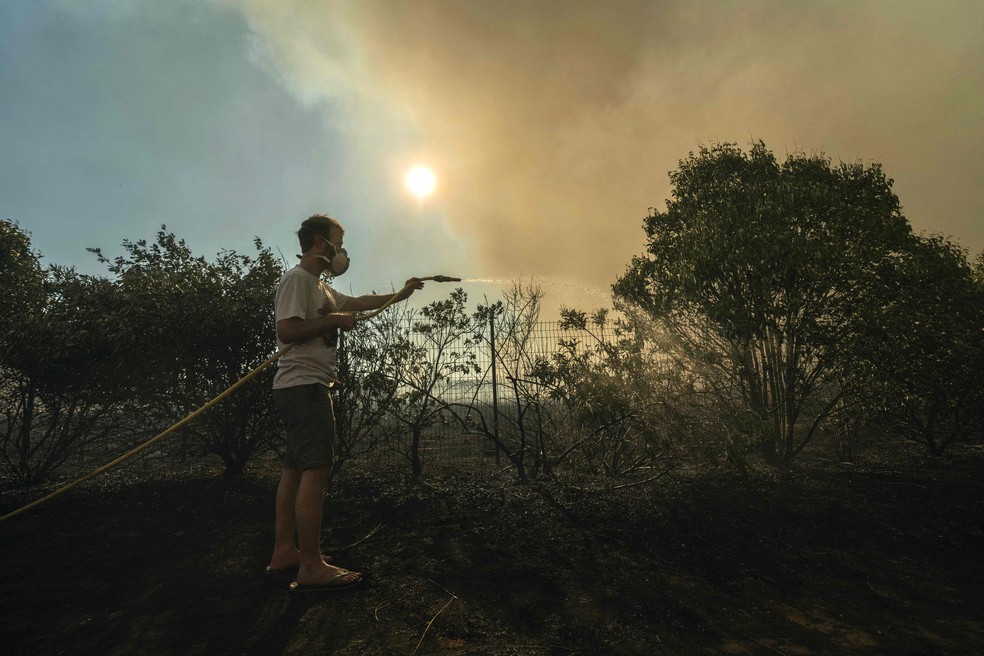 Moradores tentam retardar avanço das chamas em Tournissan, sudoeste da França, onde a prefeitura ordenou que um acampamento e vários imóveis residenciais fossem evacuados — Foto: IDRISS BIGOU-GILLES / AFP