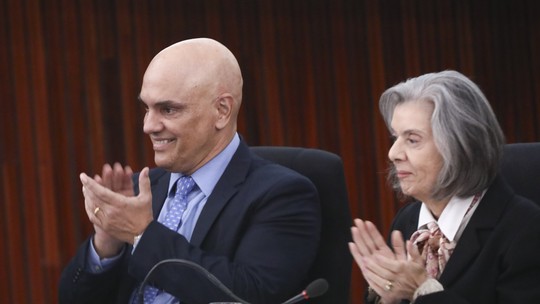 Em evento com Lula, Cármen Lúcia toma posse como presidente do TSE substituindo Moraes