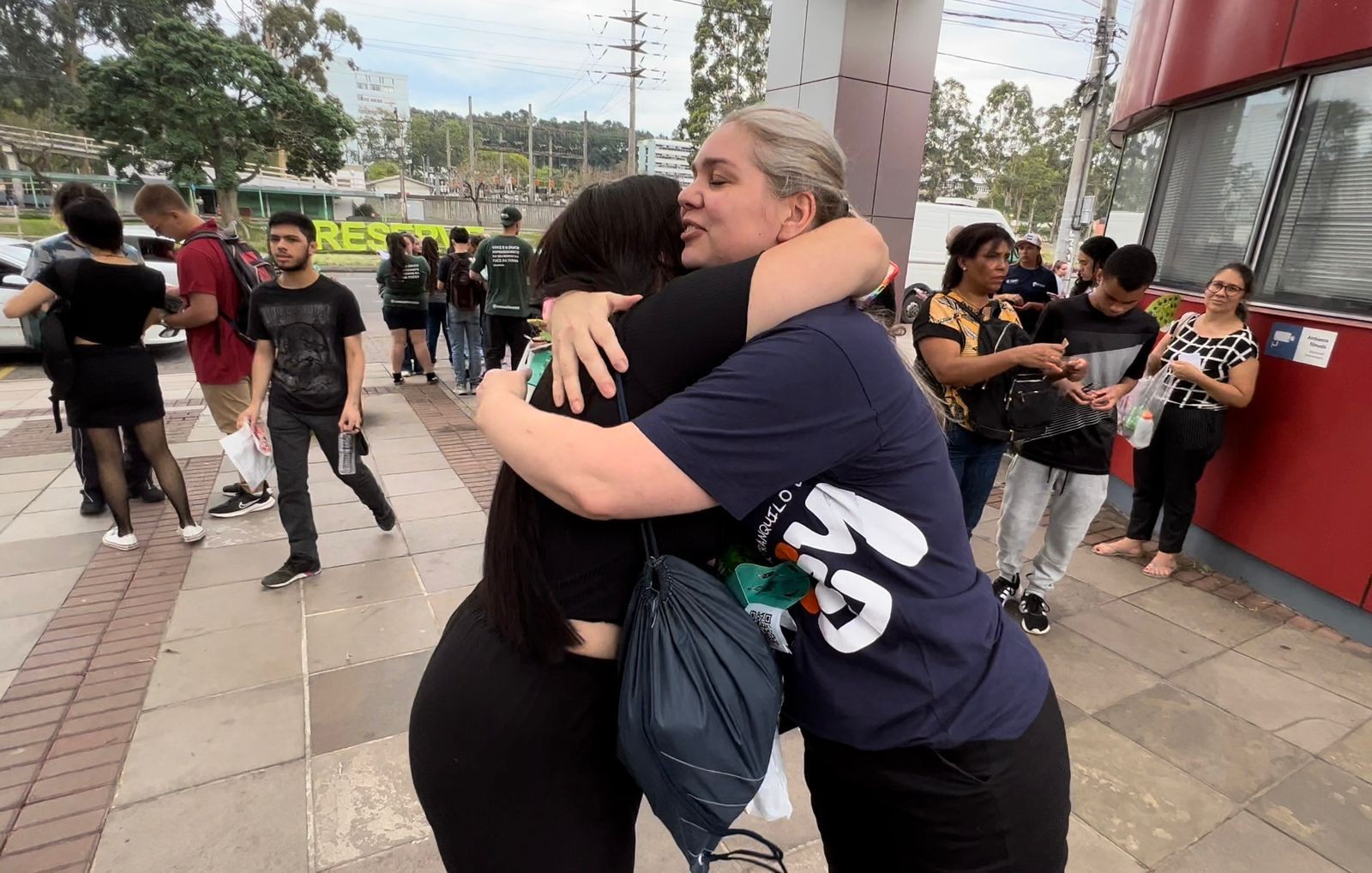 O abraço das professora Nisiane que foi até a entrada da PUC-RS para dar incentivo e últimas dicas — Foto: Patrícia Comunello