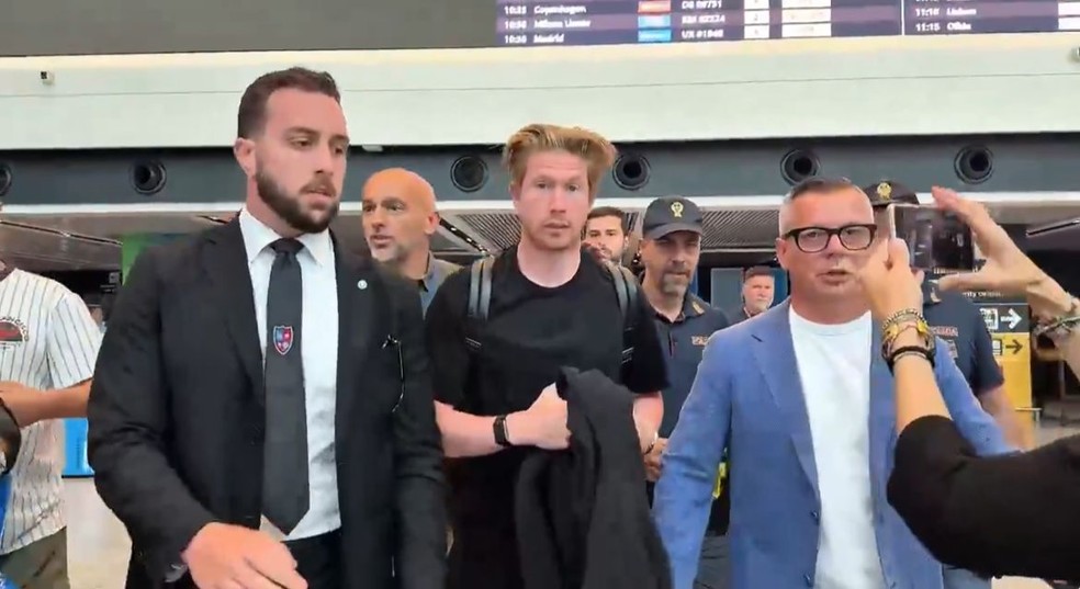 De Bruyne chega na Itália para assinar com o Napoli — Foto: Reprodução