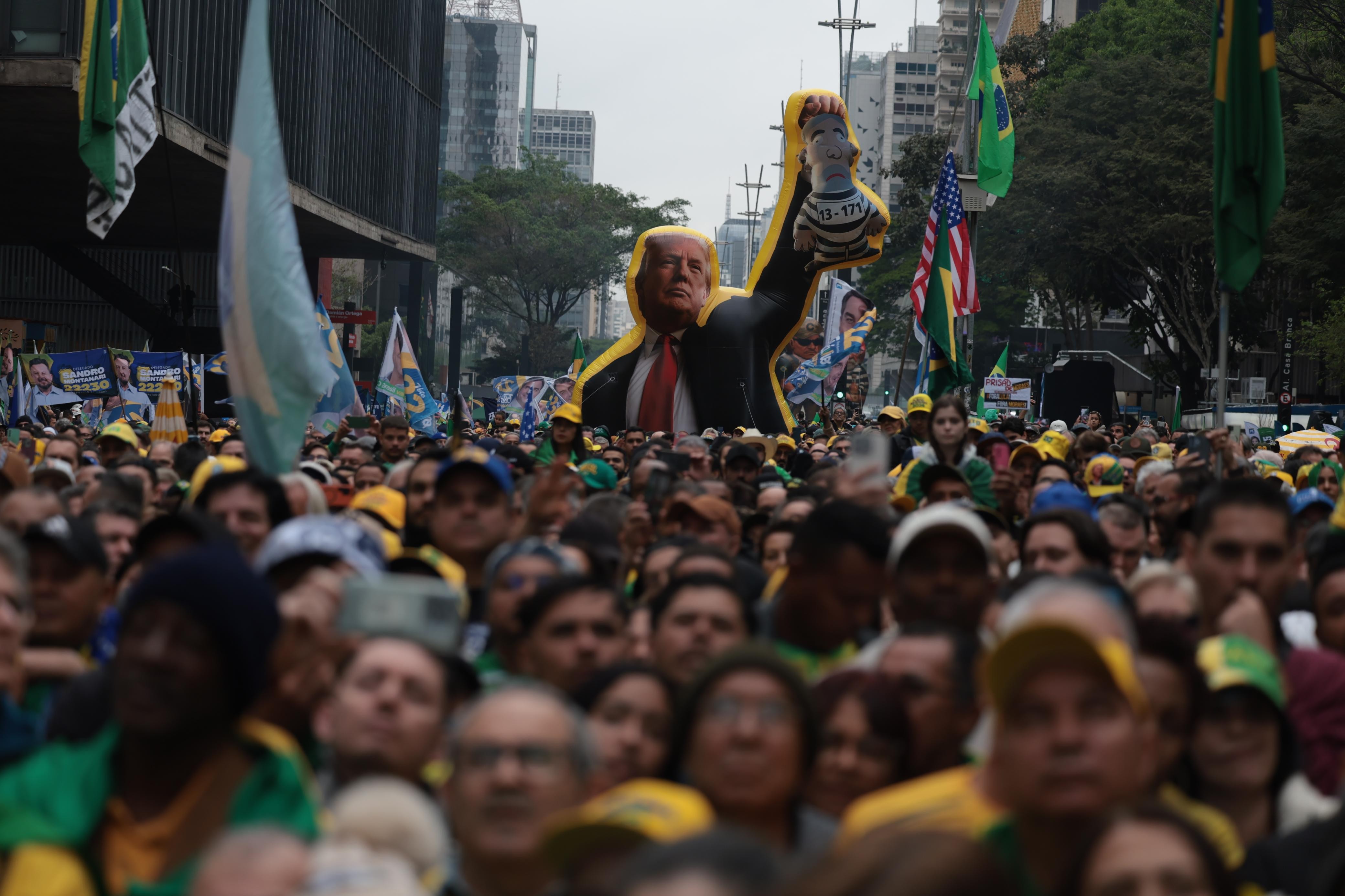 Ato na Paulista tem Trump segurando boneco de Lula e bandeiras dos EUA