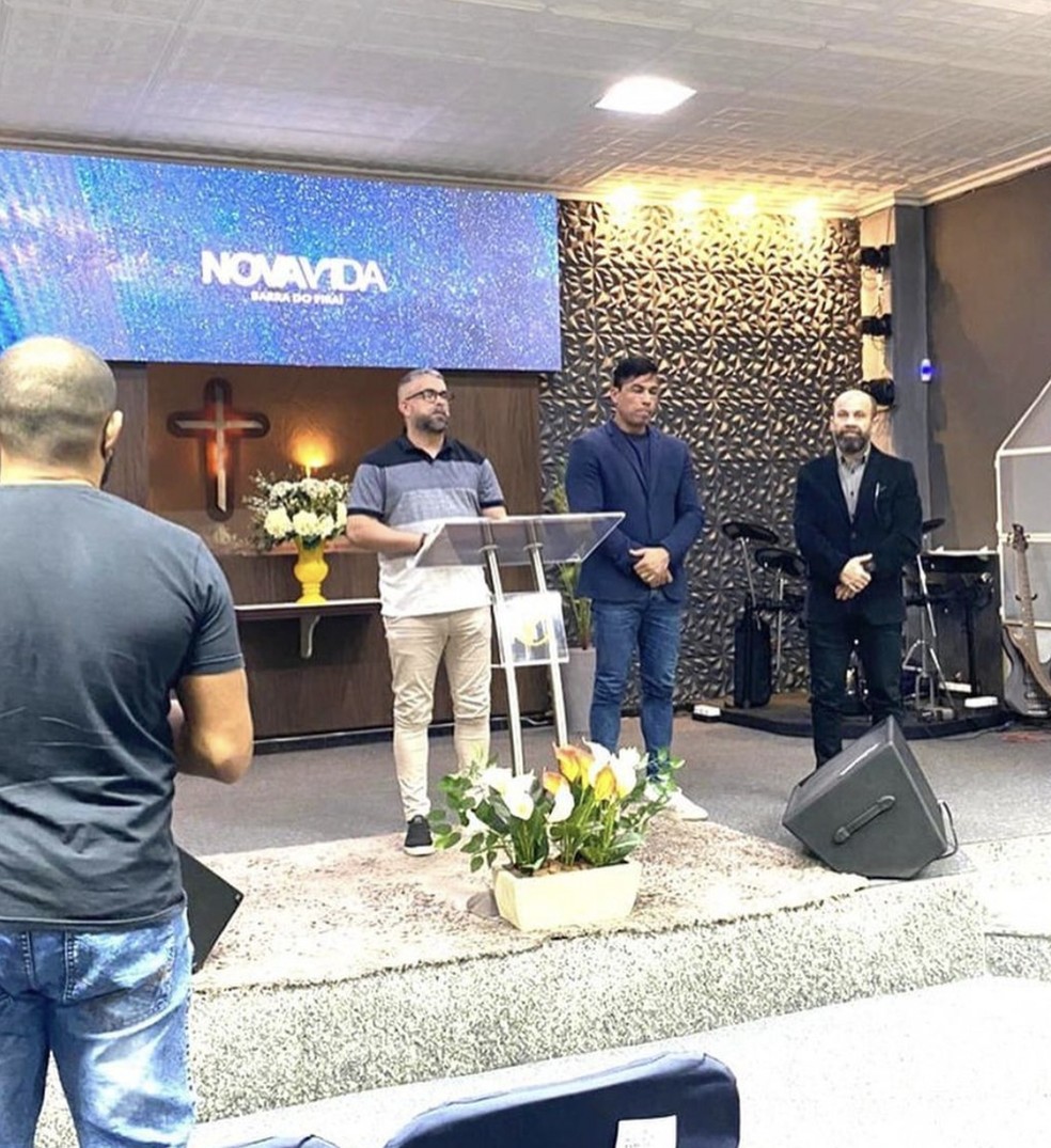 O prefeito Mário Esteves durante um culto na igreja Nova Vida de Barra do Piraí — Foto: Reprodução/Redes sociais