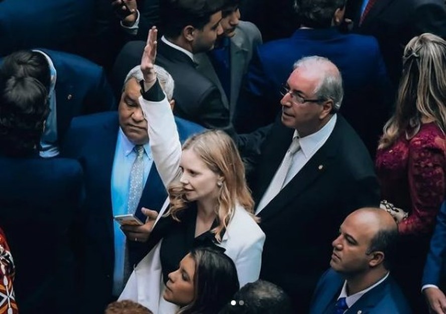 Ex-deputado cassado Eduardo Cunha (PTB-SP) ao lado da filha Dani Cunha (União-RJ) no plenário da Câmara durante a posse da nova legislatura, em fevereiro