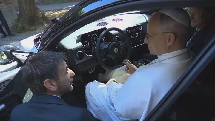 Papa Leão XIV senta ao volante de novo carro totalmente elétrico da Ferrari; vídeo