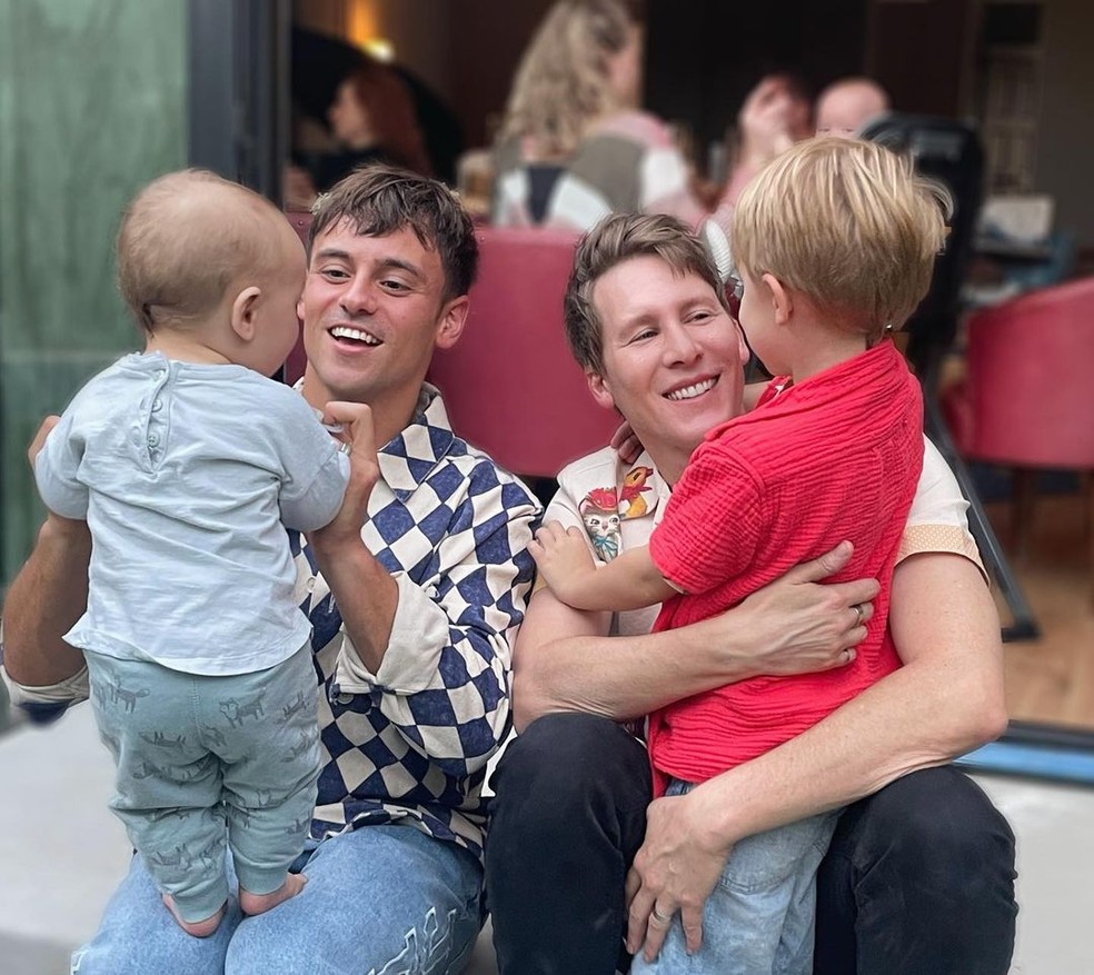 Tom Daley e o marido com os filhos — Foto: Reprodução/Instagram