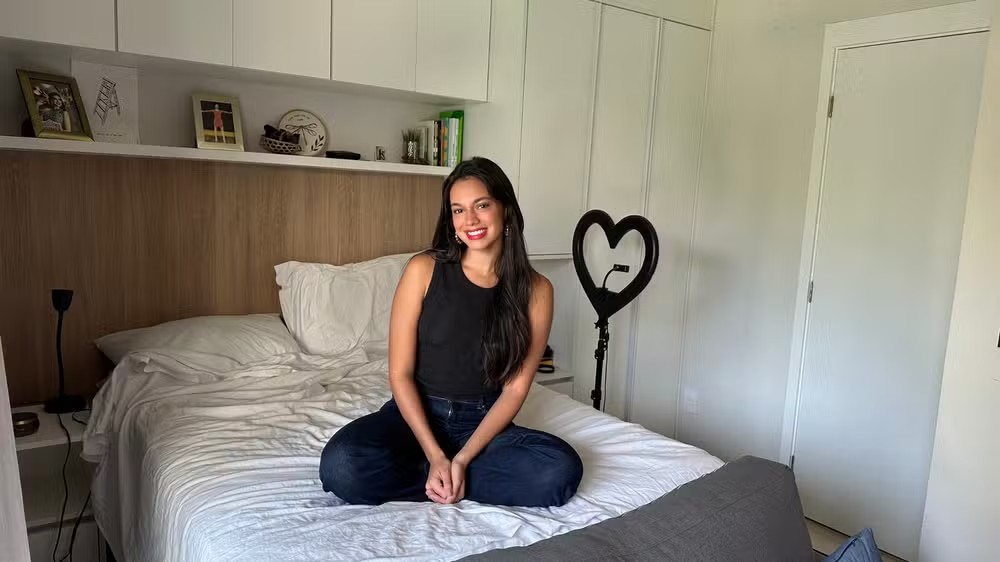 Quarto de Alane, do 'BBB' 24. É possível ver equipamentos de gravação de vídeo, e a paraense já criava conteúdo para as redes antes de entrar no programa — Foto: Divulgação/Globo