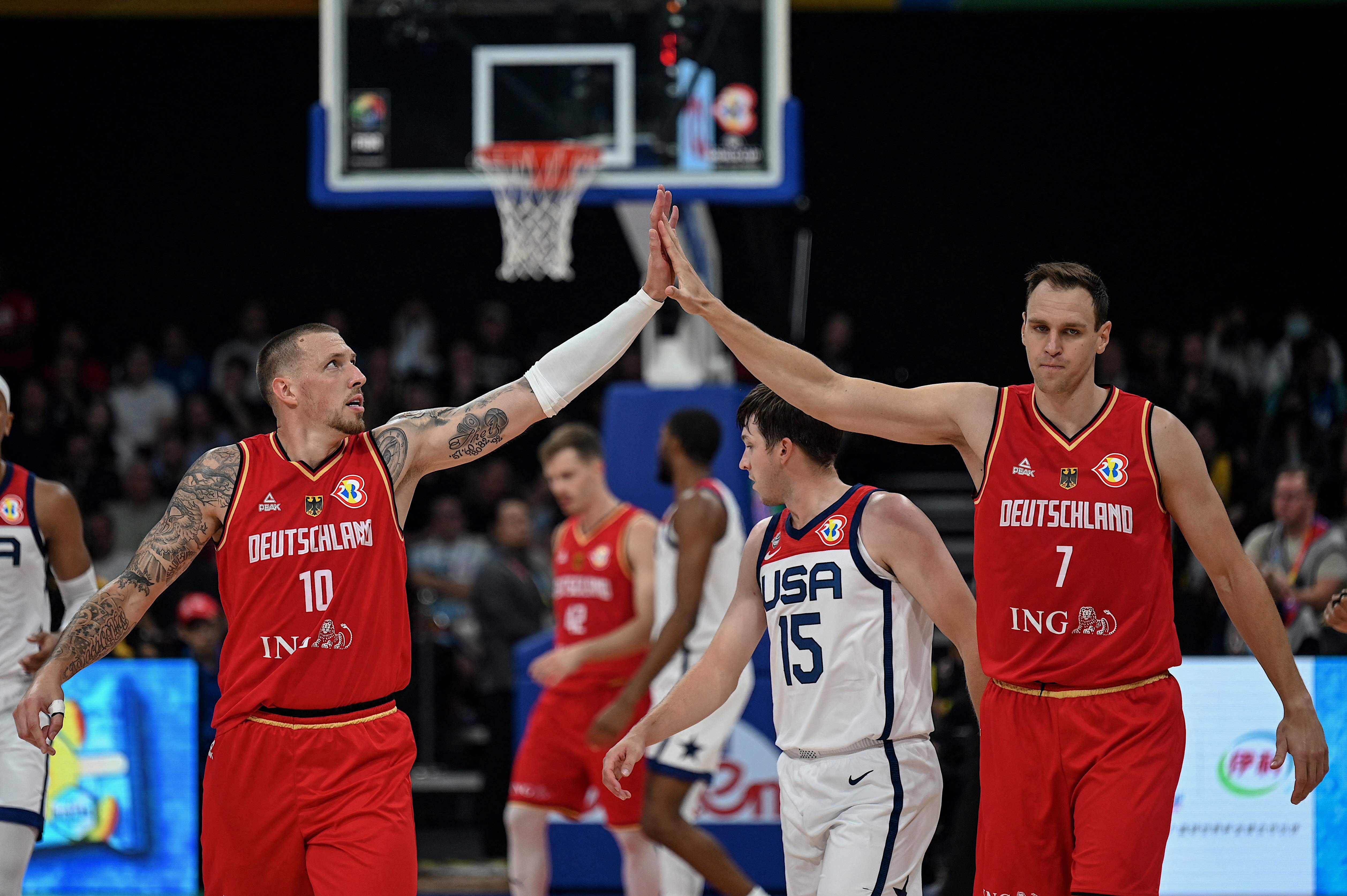 Jogador de 2,29 m posa ao lado de repórter e foto viraliza nas redes  sociais - Basquete - Fera