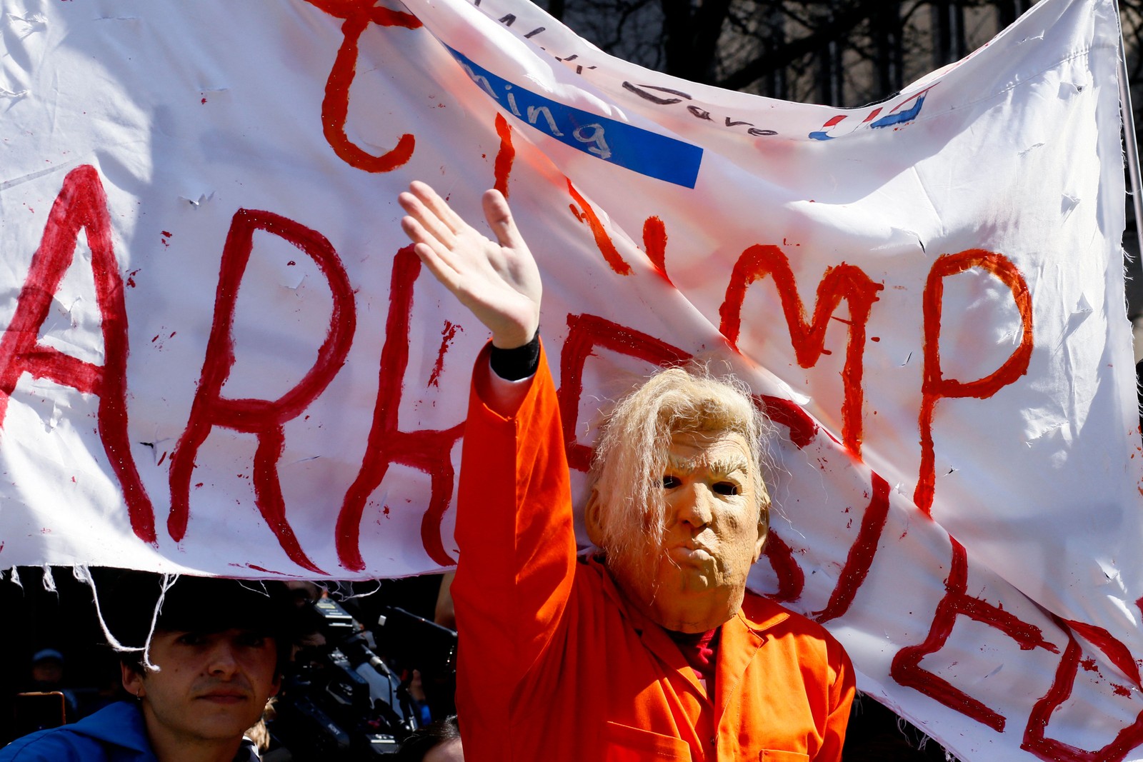 Opositores do ex-presidente dos EUA Donald Trump protestam em frente ao escritório do procurador do distrito de Manhattan, em Nova York — Foto: Leonardo Munoz / AFP