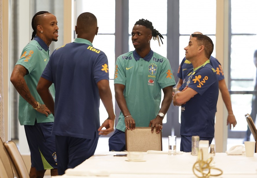 Vini Jr e Éder Militão chegam, junto de Rodrygo, a Orlando, para se juntar à seleção brasileira