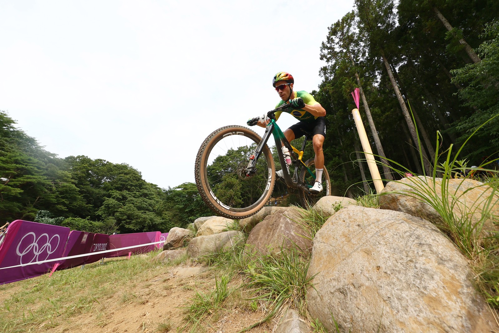 O brasileiro Henrique Avancini, aposta de medalha para o Brasil, terminou em 13º no ciclismo mountain bike. Ele chegou a liderar na primeira volta, mas perdeu o fôlego a partir da segunda e foi caindo de posição.REUTERS