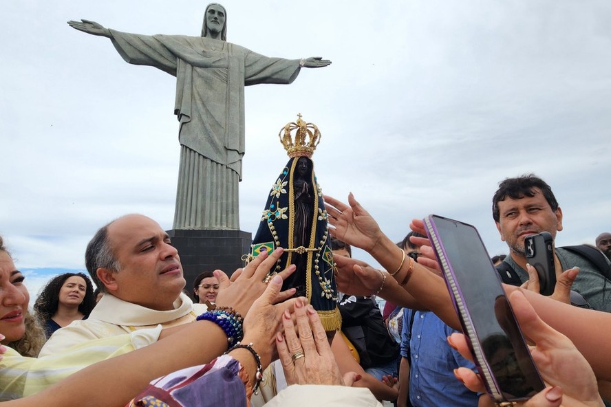 Padre Omar em procissão com a imagem de Nossa Senhora Aparecida na área externa do Corcovado